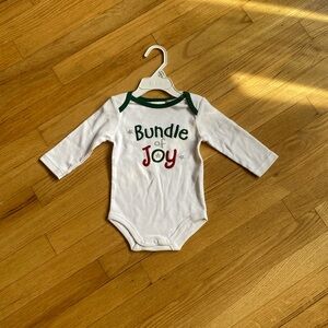 ➡️2/$10❗️⬅️ NWT! Adorable “Bundle of Joy” holiday onesie 🎄